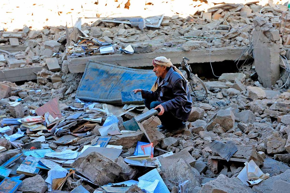 Jemenitischer Mann in Trümmern: Mitte Januar hatte eine von Saudi-Arabien angeführte Koalition Luftschläge auf Gebiete durchgeführt, die von den Huthi-Rebellen kontrolliert werden