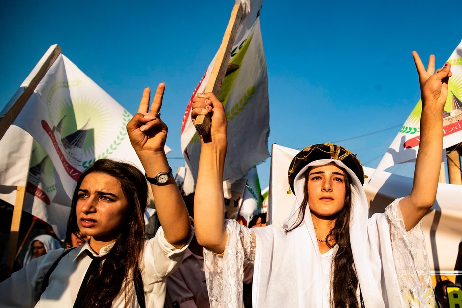 Stolze Jesidinnen bei einer Demonstration in Amude in Syrien