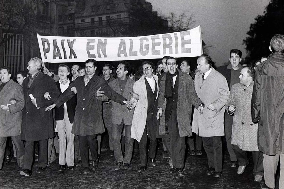 18. November 1961: Demonstranten in Paris fordern Frieden und Unabhängigkeit für Algerien