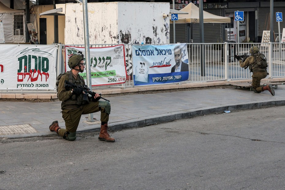 Israelische Soldaten in Sderot: Mindestens 600 Israelis sollen bei dem Angriff der Hamas getötet worden sein