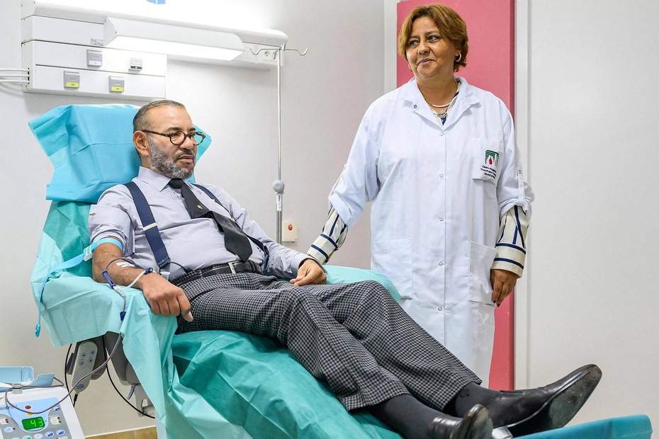 Schließlich reiste Marokkos König Mohammed VI. in das Katastrophengebiet und spendete in einem Hospital Blut für Überlebende.