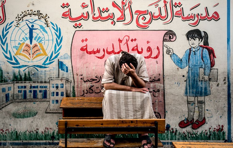 Palästinensischer Flüchtling vor UN-Schule in Gaza-Stadt