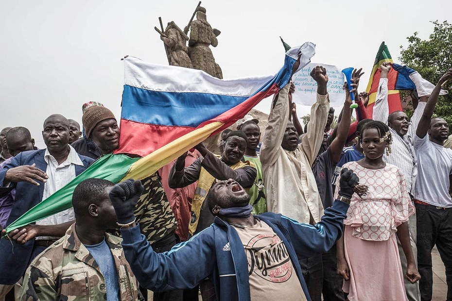 27. Mai, Bamako, Demonstrierende schwenken Mali- und Russlandfahnen – der Westen droht mit Abzug