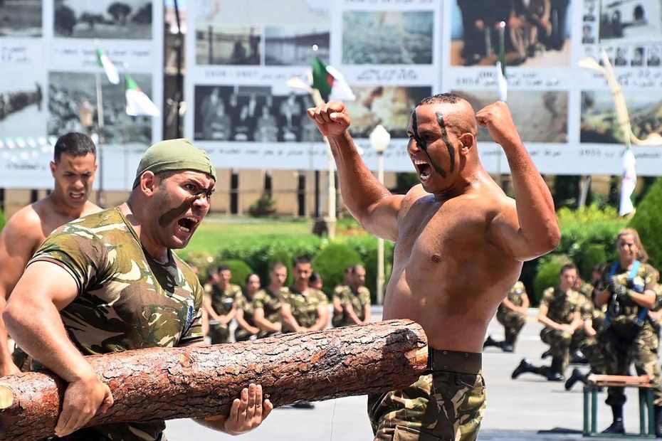 Absolventen einer algerischen Militärakademie demonstrieren Präsident Tebboune im Juli ihre Einsatzbereitschaft