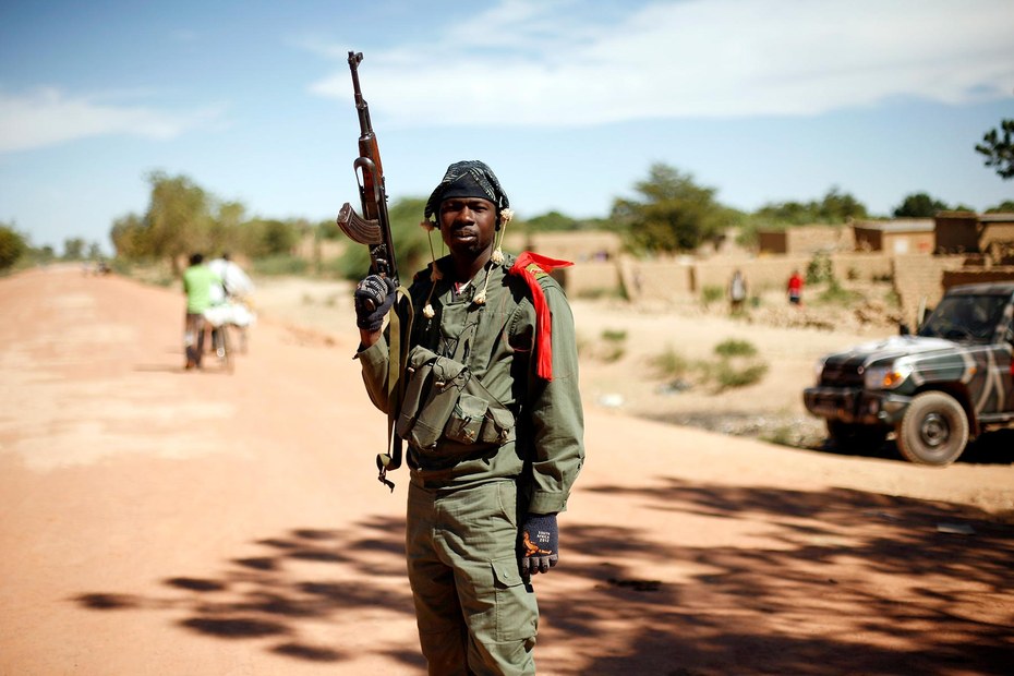 Ein malischer Soldat in Diabaly, 460 Kilometer nördlich der Hauptstadt, zur Zeit der französischen Intervention 2013.
