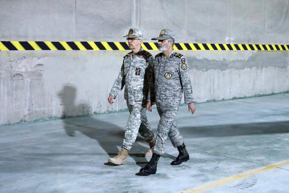 Generalstabschef Mohammed Bagheri (l.) und Armeechef Abdolrahim Musawi besuchen eine unterirdische Luftwaffenbasis für Drohnen
