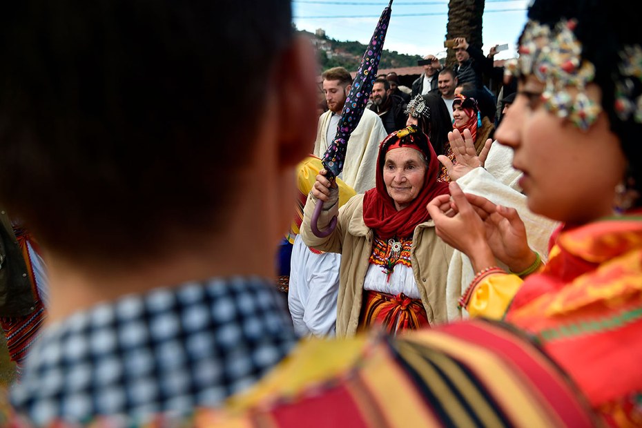 Berber begrüßen in der Stadt Tizi Ouzou das Neue Jahr mit einem traditionellen Tanz