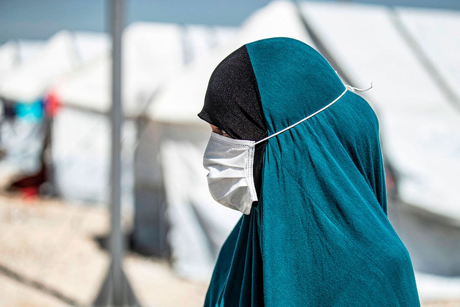 Eine Frau im Camp Roj, eins von zwei großen Geflüchtetenlagern im Nordosten Syriens