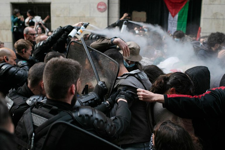 Studierendenproteste in Frankreich: Victor Hugo trägt Kufiya