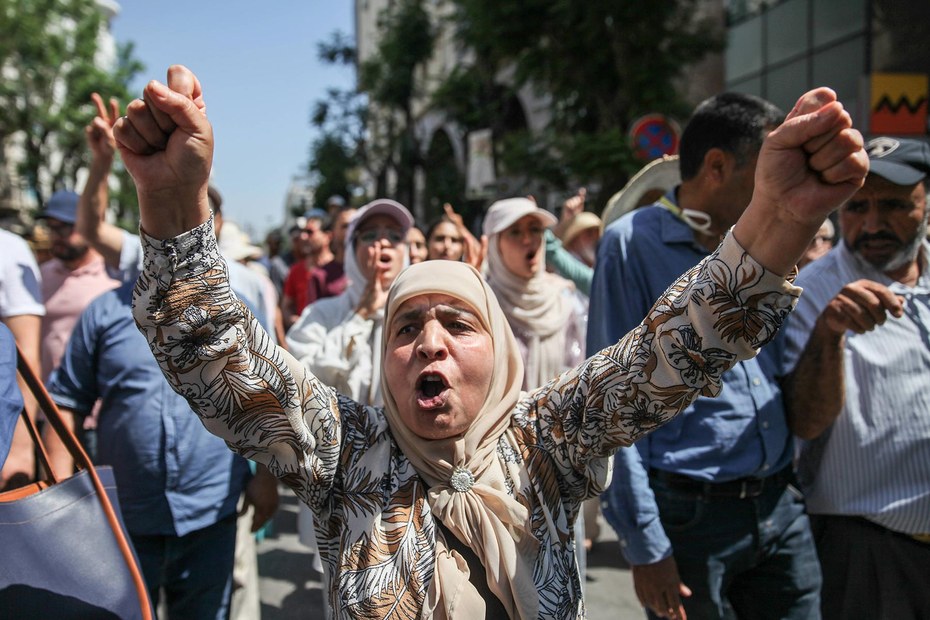 Demonstrant:innen auf einem Protestmarsch gegen die von der tunesischen Regierung angestrebte Verfassungsänderung