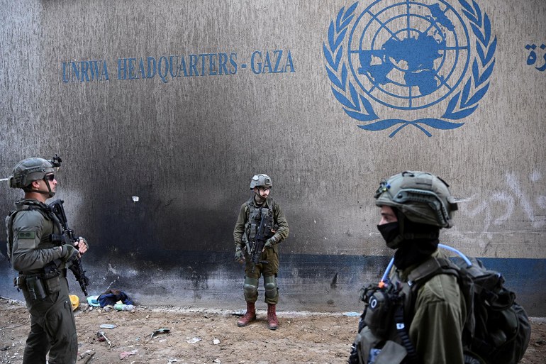 Israelische Soldaten vor dem Hauptquartiert der UNRWA