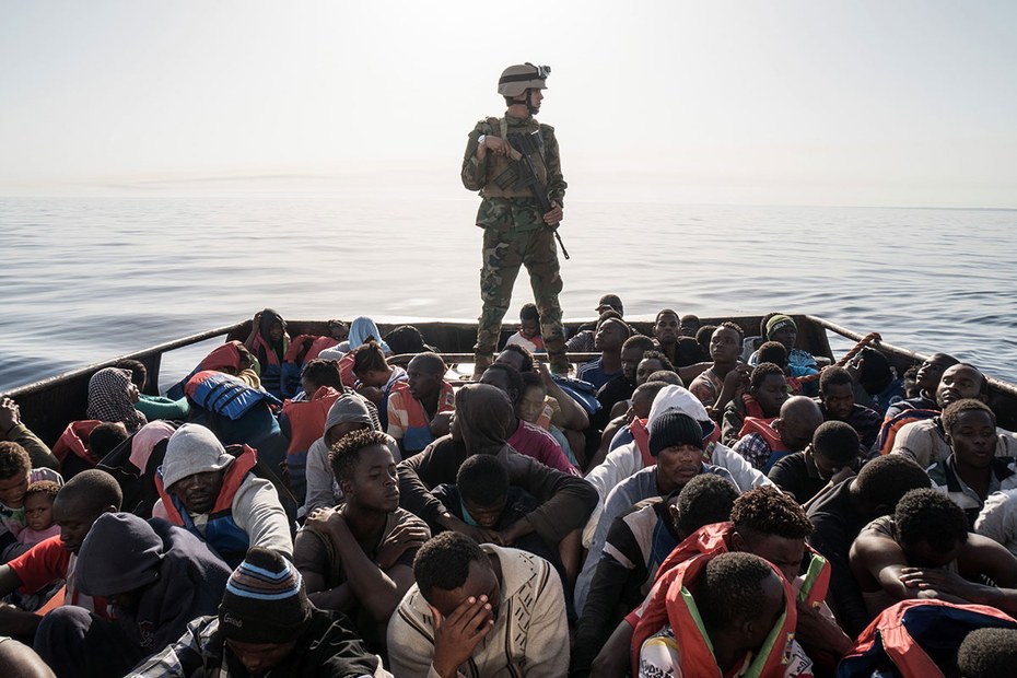 Kaum sind sie den bewaffneten Wachen auf dem libyschen Festland entkommen, erwarten sie auf dem Wasser die nächsten