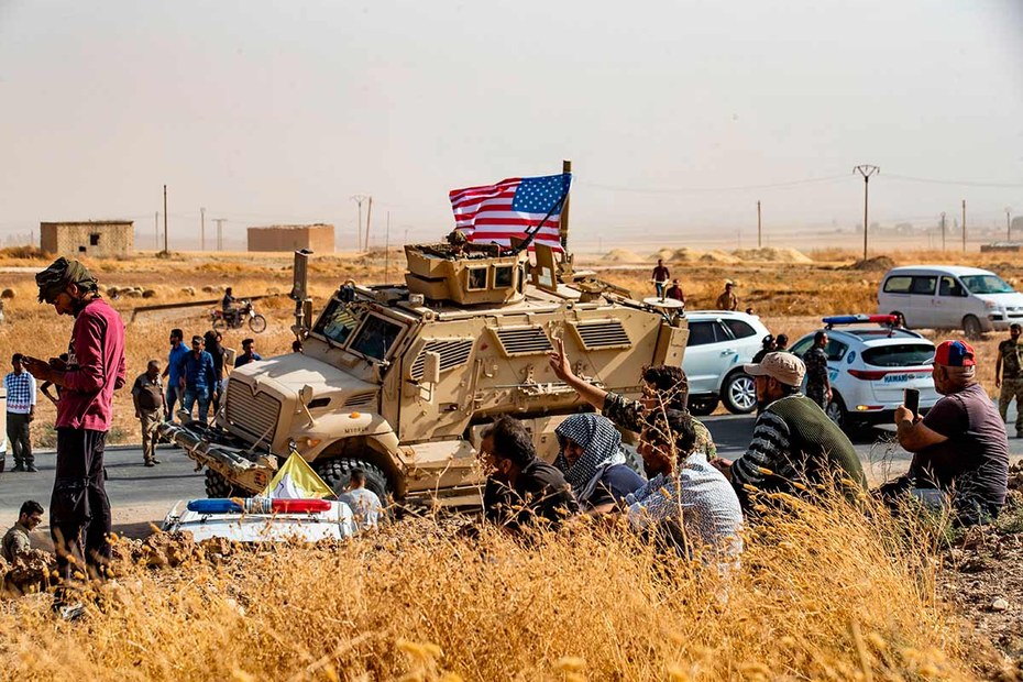 Ein Bild, das wohl zukünftig der Vergangenheit angehören wird: Syrische Kurden scharen sich um ein US-Panzerfahrzeug während einer Demonstration nahe der türkischen Grenze