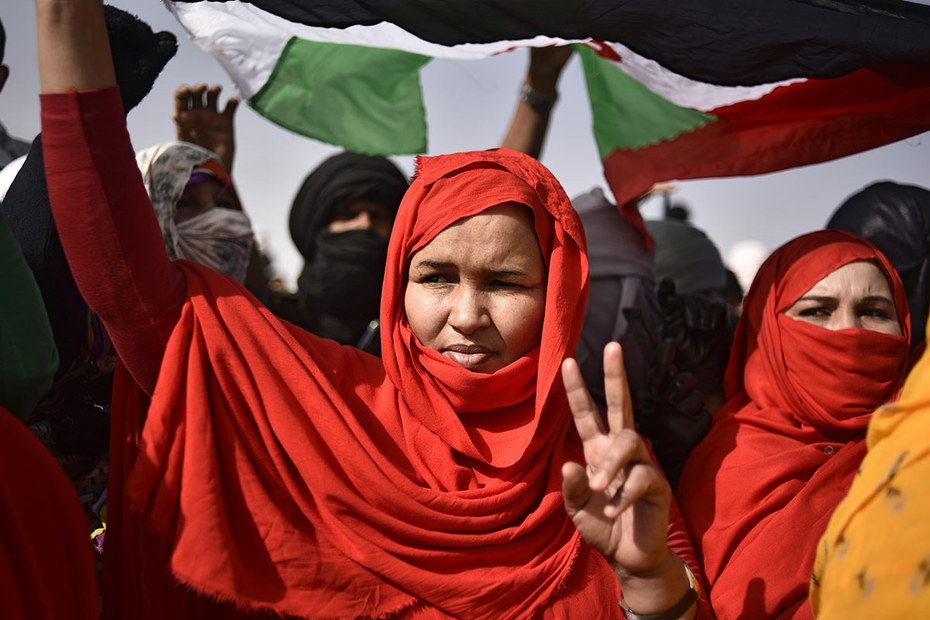Die Jugend ist bereit, wieder zu den Waffen zu greifen – Demonstration in einem sahrauischen Flüchtlingslager bei Tindouf, Algerien
