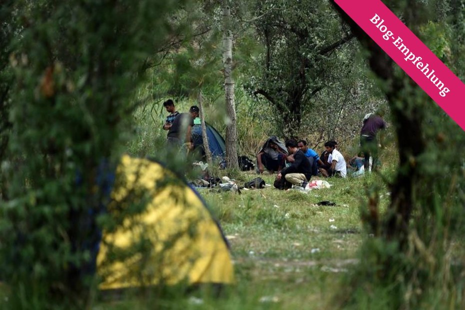 Flüchtlinge lagern im serbisch-ungarischen Grenzgebiet bei Subotiča