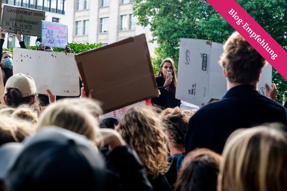 Die französische Feministin und Influencerin Anna Toumazoff bei einer Demonstration im Juli 2020