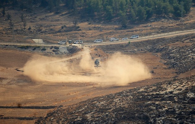 Ein israelischer Helikopter auf der Suche nach den Überresten der Drohne