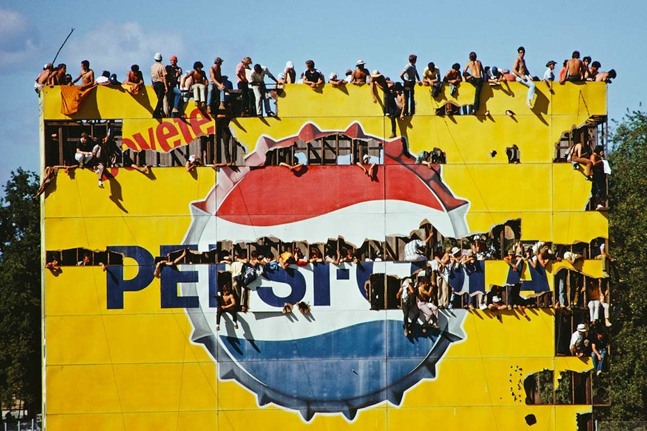 Pepsi-Werbung aus dem Jahr 1970. Bei einem Motorsport-Event in Italien versuchen Zuschauer, eine bessere Sicht zu erhaschen