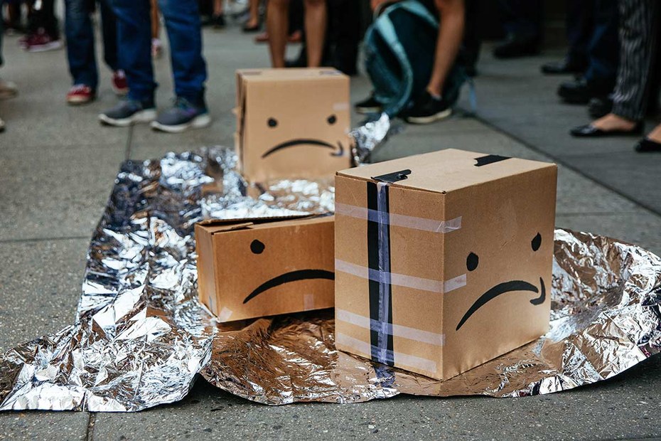 Work hard, have fun, make history: Szene von einer Demonstration gegen die Arbeitsbedingungen bei Amazon in New York City