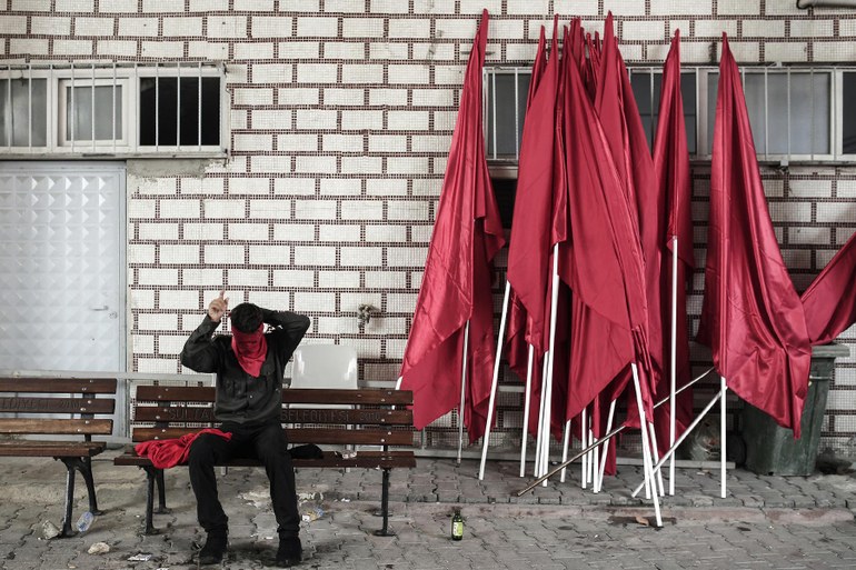 Rot ist die Farbe der Linken, eine Aufforderung zum Umsturz, mindestens zur Veränderung, Bandiera rossa: Istanbuler Stadtteil Gazi, Juli 2015