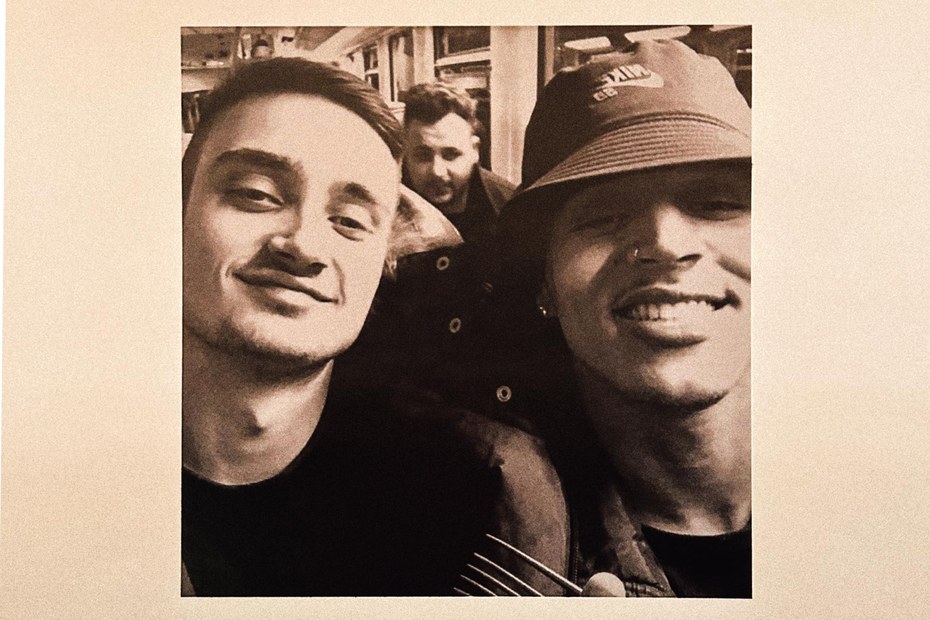 Das Selfie in der S-Bahn vor sechs Jahren mit Tobias (li.), Ferhat (Mi.) und Carlos (re.)