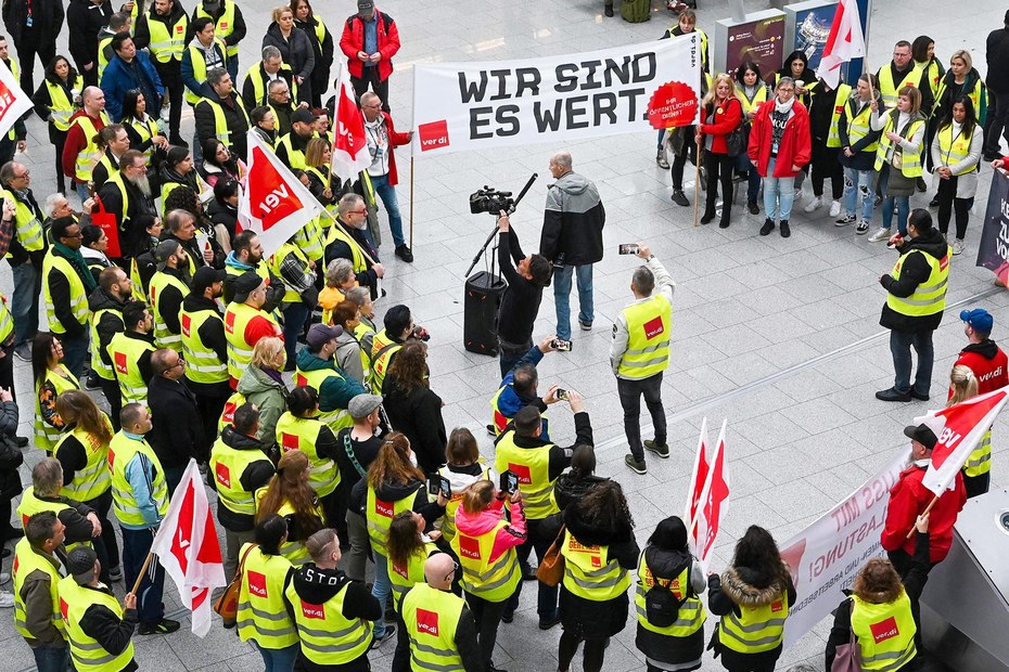 Streikendes Sicherheitspersonal am Flughafen in Düsseldorf