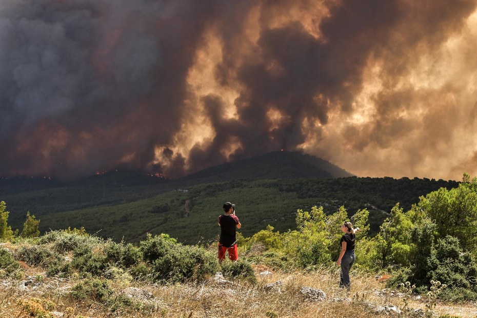 Der Kollaps droht überall: Waldbrand in der Nähe von Athen