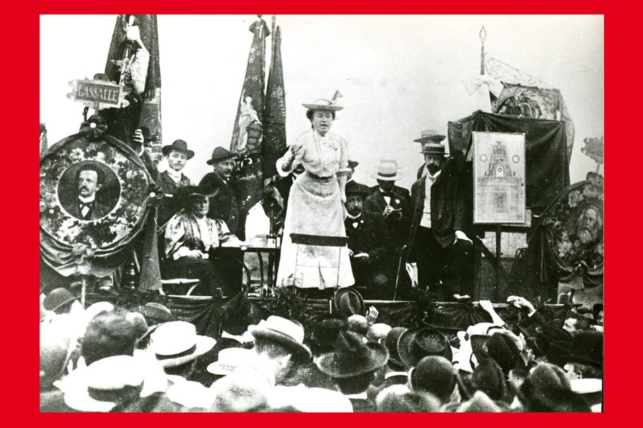 Rosa Luxemburg bei einer Rede in Stuttgart, 1907