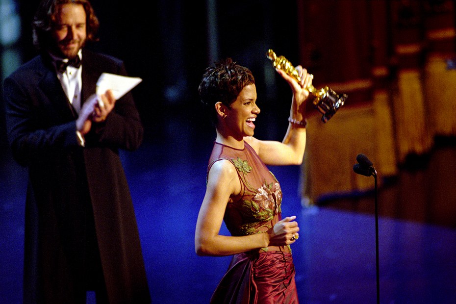 Halle Berry bei der Oscarverleihung 2002. Sie ist die erste Schwarze Frau, die die Auszeichnung für die beste weibliche Hauptrolle gewann
