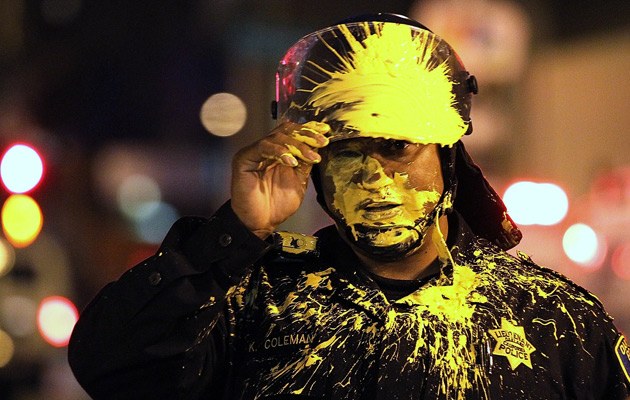 Auch das war Occupy 2012: Polizist nach Farbbeutel-Attacke in Oakland