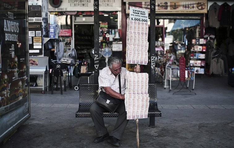 Griechenlands Verhalten ist ein so komplexes wie riskantes Spiel; hier ein Losverkäufer in Athen