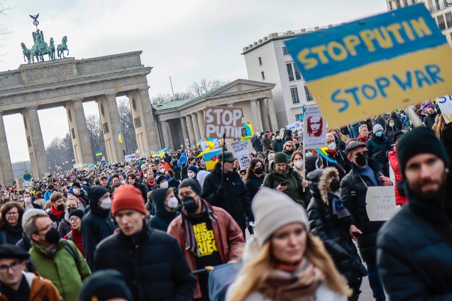 „Wir brauchen dringend eine europäische Friedensordnung, in der Grenzen nicht gewaltsam verschoben werden und die Sicherheit von allen geachtet wird“, stand im Aufruf zur Demonstration am Sonntag in Berlin