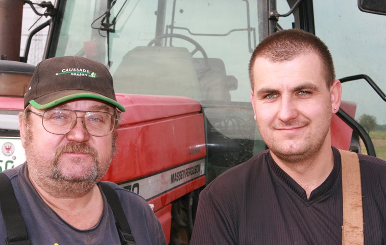 Die Bio-Bauern Frank (l.) und Markus (r.) Thumernicht haben Nebenjobs: in einer Werkstatt und im Tagebau