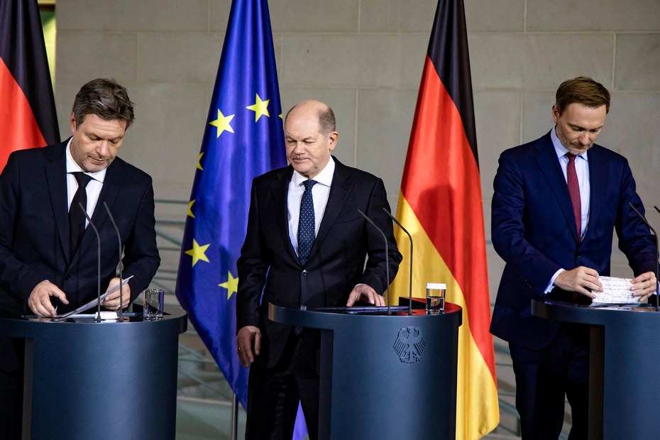 Die Drei bleiben erst einmal zusammen: Wirtschaftsminister Robert Habeck (Bündnis 90/Die Grünen), Bundeskanzler Olaf Scholz (SPD) und Finanzminister Christian Lindner (FDP)