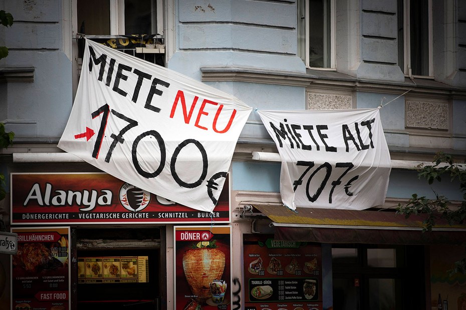 Zwei Zahlen an einer Berliner Hausfassade zeigen: Der Deckel ist überfällig