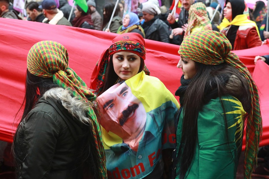 Paris, 2017: Drei Kurdinnen demonstrieren für die Freilassung Abdullah Öcalans