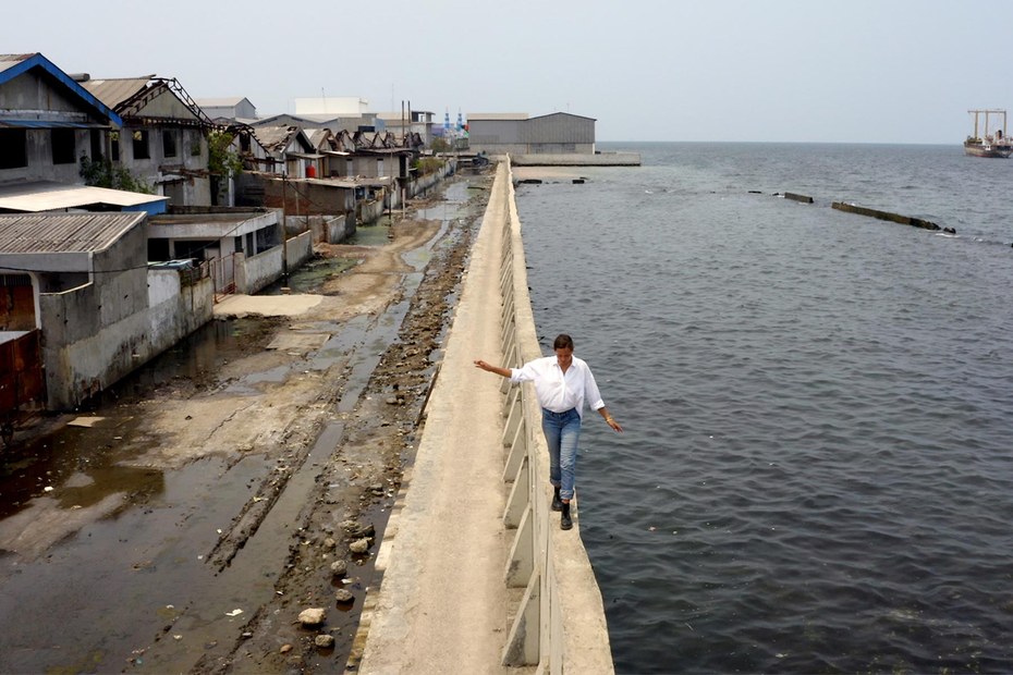 Balancieren am Abgrund: Melita Wijsen auf einer Hafenmauer, die Jakarta vor dem steigenden Meerespiegel schützen soll