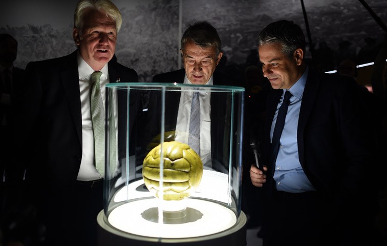 Verklärt: Dortmunds OB Ullrich Sierau, DFB-Präsident Wolfgang Niersbach, Museumsdirektor Manuel Neukirchner