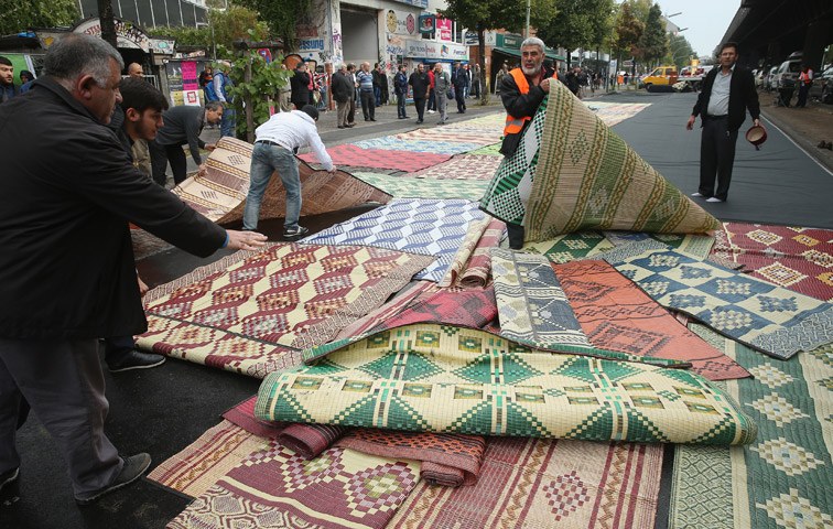 Aktion mit Symbolkraft vor der Mevlana-Moschee in Berlin-Kreuzberg