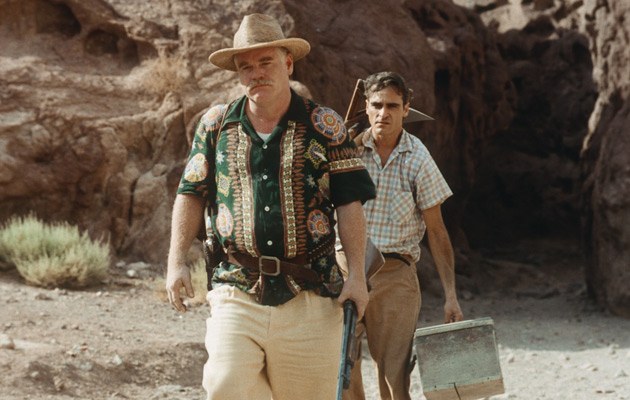 Durch die Wüste: Sektenführer (Philip Seymour Hoffman) mit Anhänger (Joaquin Phoenix)