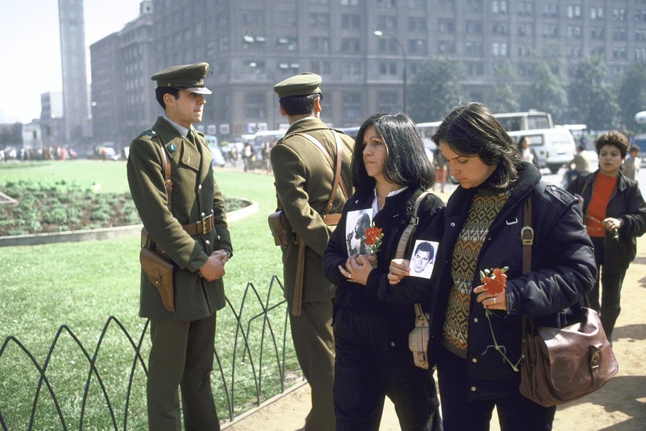 Die Ehefrauen von José Parada und Manuel Guerrero erinnern in Santiago an die 1985 Ermordeten („Caso Degollados“)