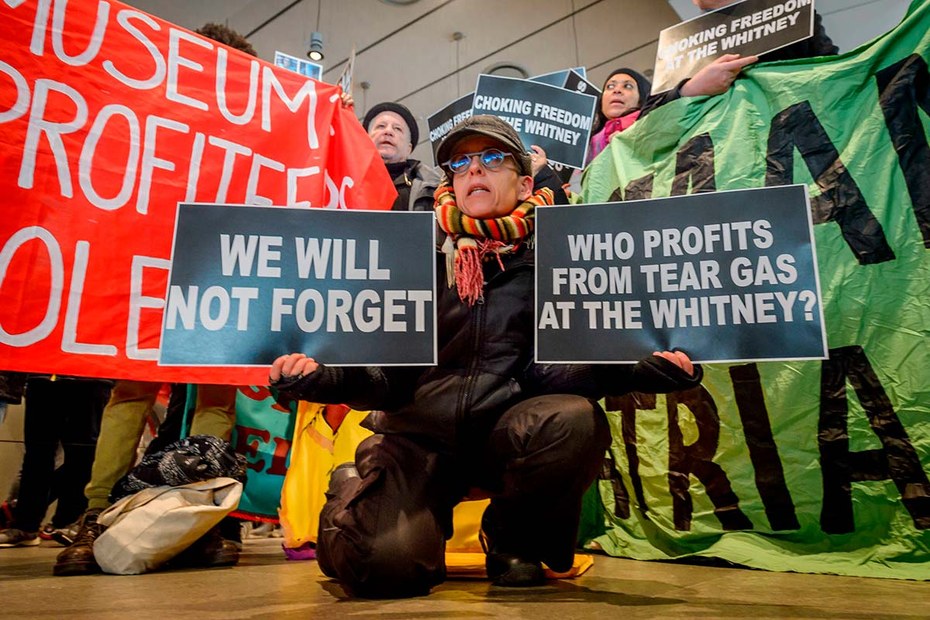Protestierende fordern den Rücktritt des Whitney-Vorsitzenden Warren B. Kanders