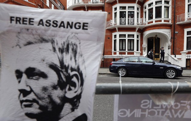 Was passiert da hinter den Mauern von Ecuadors Botschaft in London? Wikileaks-Aktivisten müssen nun darauf vertrauen, dass Ecuadors nationale Interessen dem Transparenzgedanken entsprechen