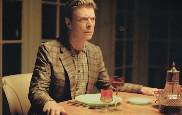 Der Rückzug ins Private ist over:  Bowie im Video zu „The Stars (Are Out Tonight)“