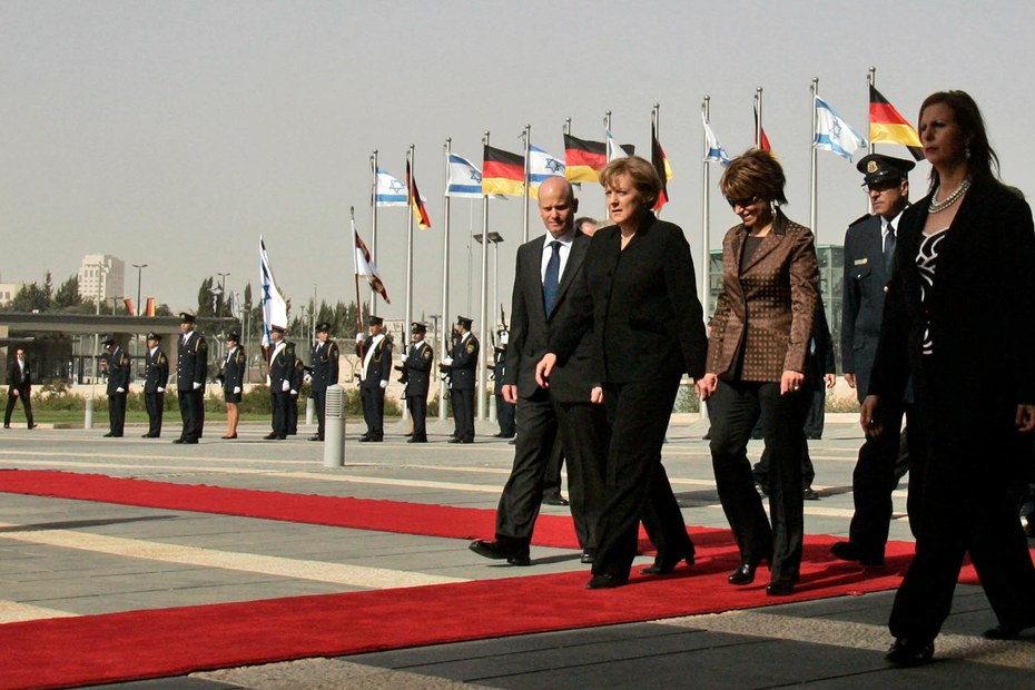 Altkanzlerin Angela Merkel auf dem Weg, die deutsche Staatsräson zu verkünden