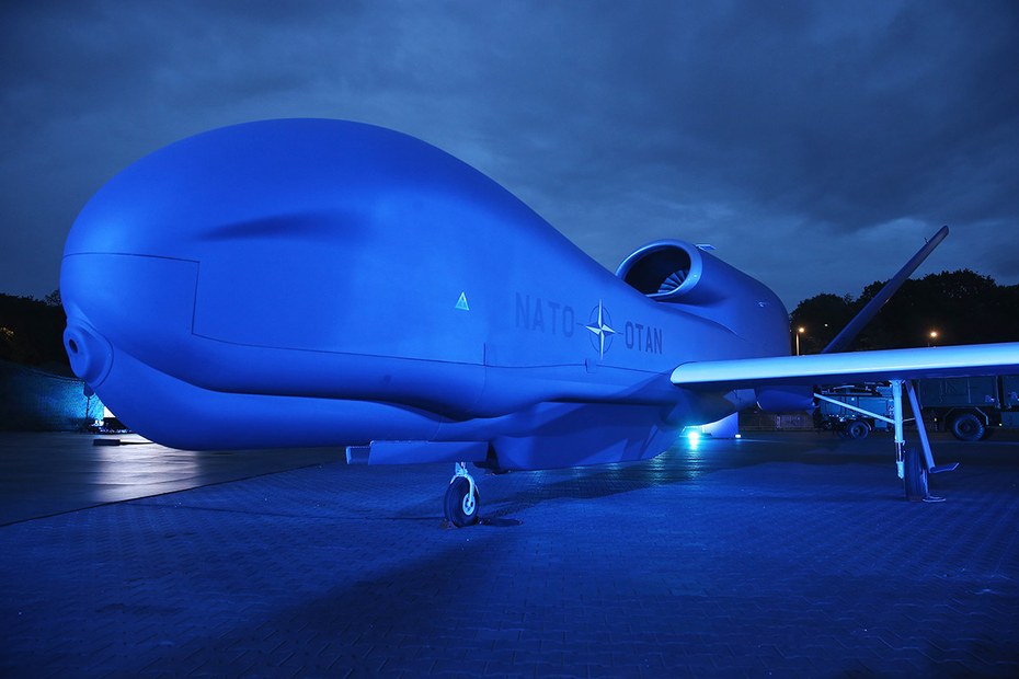 Da geht der Verteidigungsministerin das Herz auf: Eine „Global-Hawk“-Drohne der NATO