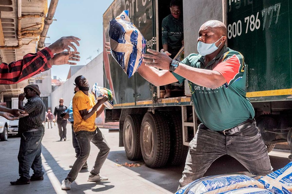 Johannesburg, Südafrika, 14. Oktober 2020: Helfer bereiten Lebensmittelspenden zur Auslieferung vor