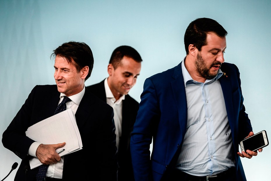Guiseppe Conte, Luigi DiMaio und Matteo Salvini verlassen eine Pressekonferenz zum Haushaltsplan