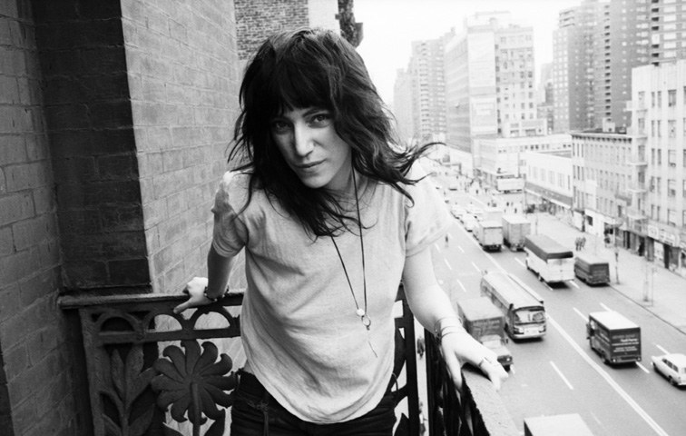 Patti Smith am 4. Mai 1971 auf dem Balkon des Chelsea Hotel, New York