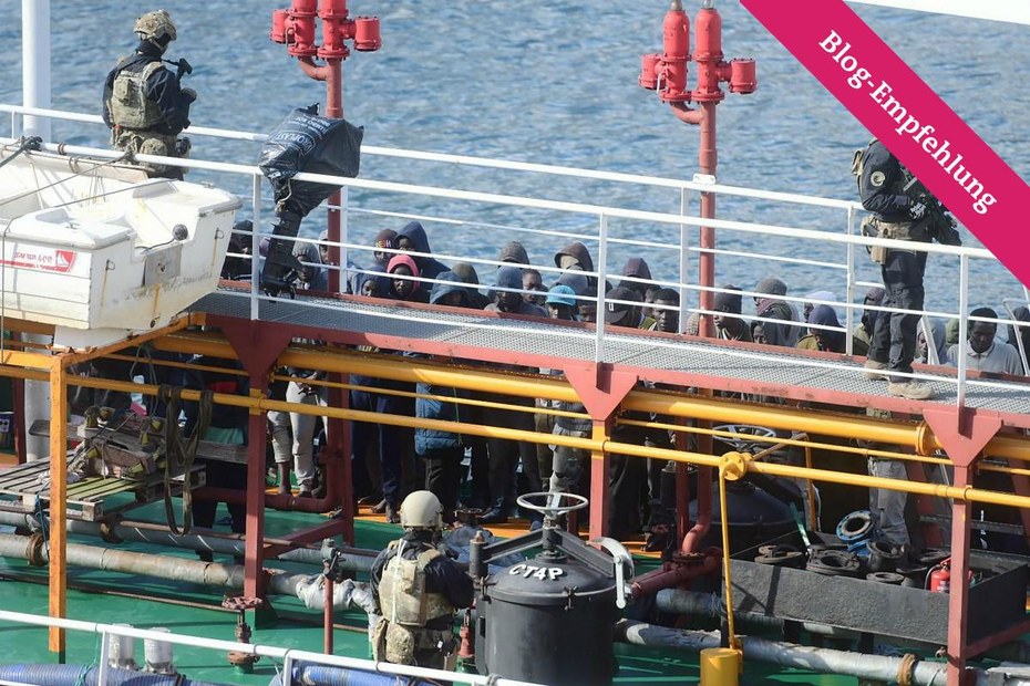 Geflüchtete und maltesische Soldaten auf dem Tanker "El Hiblu 1"